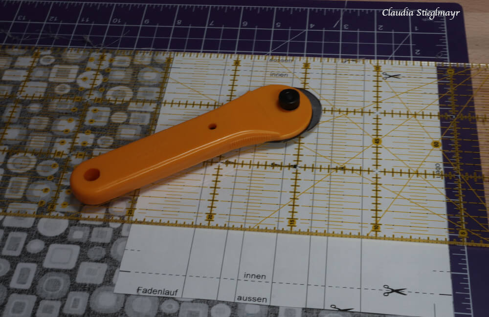 Stoffmaske selber nähen – Rollschneider, Unterlage und Lineal sind wichtige Hilfsmittel
